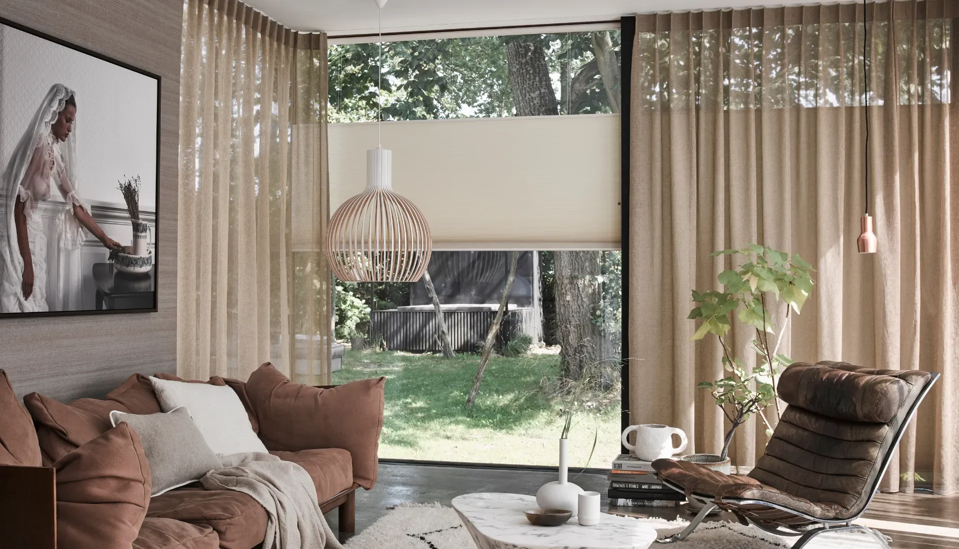 Gordijnen combineren met raamdecoratie: zo doe je dat goed